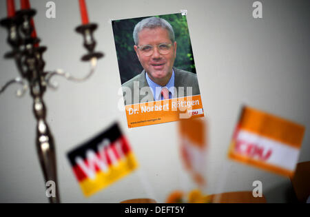 Una campagna di manifesti di ex ambiente tedesco il Ministro Norbert Roettgen pende sulla parete durante una campagna elettorale nel caso di Wachtberg, Germania, 15 settembre 2013. Foto: OLIVER BERG Foto Stock