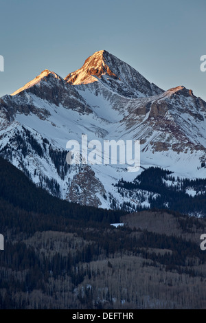 Picco di Wilson in inverno alla prima luce, Uncompahgre National Forest, Colorado, Stati Uniti d'America, America del Nord Foto Stock