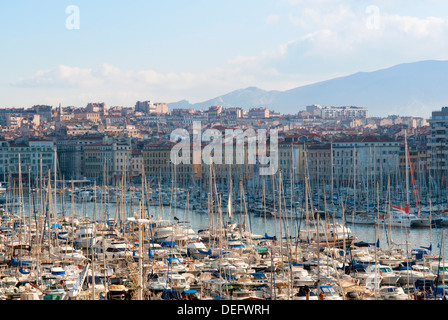 Vista sul Vieux Port, Marseille, Bouches du Rhone, Provence-Alpes-Côte-d'Azur, in Francia, Mediterraneo, Europa Foto Stock