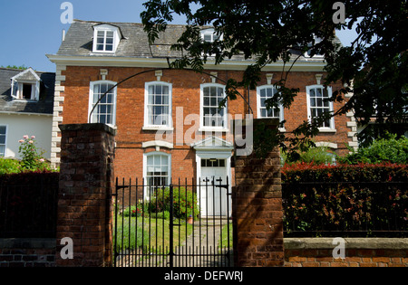 Edificio di mattoni rossi Cattedrale Precinct, Gloucester, Inghilterra. Foto Stock