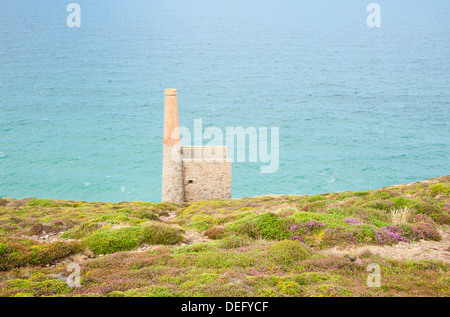 Cornovaglia costa si estende a Ovest oltre la vecchia struttura dell'Wheal Coates motore Casa di Sant Agnese. Foto Stock