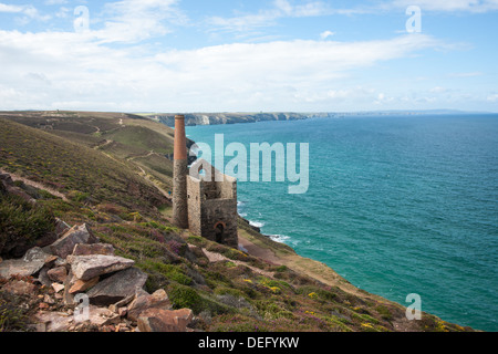 Cornovaglia costa si estende a Ovest oltre la vecchia struttura dell'Wheal Coates motore Casa di Sant Agnese, Foto Stock