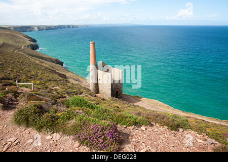 Cornovaglia costa si estende a Ovest oltre la vecchia struttura dell'Wheal Coates motore Casa di Sant Agnese, Foto Stock