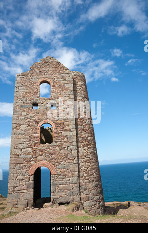 Vecchia struttura in pietra del motore house Wheal Coates miniera di stagno rovine a Sant Agnese in Cornovaglia, Inghilterra. Foto Stock