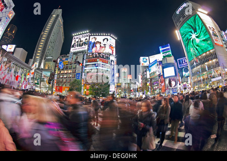 Shibuya Crossing, una folla di persone che attraversano l'incrocio nel centro di Shibuya, Tokyo, Honshu, Giappone, Asia Foto Stock