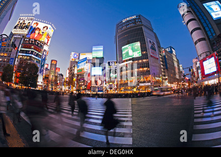 Shibuya Crossing, una folla di persone che attraversano l'incrocio nel centro di Shibuya, Tokyo, Honshu, Giappone, Asia Foto Stock