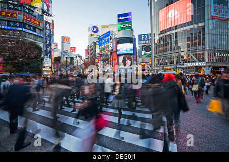 Shibuya Crossing, una folla di persone che attraversano l'incrocio nel centro di Shibuya, Tokyo, Honshu, Giappone, Asia Foto Stock