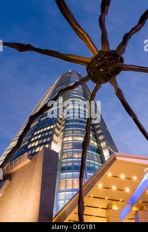 Basso angolo di vista al tramonto di Mori Tower e Maman Spider scultura, Roppongi Hills, Minato Borra, Tokyo, Honshu, Giappone, Asia Foto Stock