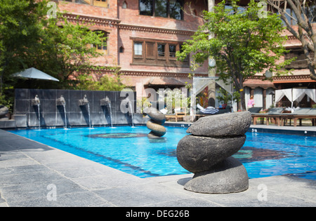 Piscina in un parco di Dwarika's Hotel, Kathmandu, Nepal, Asia Foto Stock