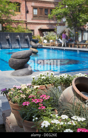 Piscina in un parco di Dwarika's Hotel, Kathmandu, Nepal, Asia Foto Stock