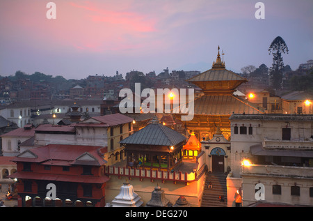 Tempio di Pashupatinath al crepuscolo, Sito Patrimonio Mondiale dell'UNESCO, Kathmandu, Nepal, Asia Foto Stock