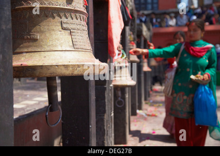 Donna campana che squilla, Manakamana tempio, Manakamana, Distretto di Gorkha, Gandaki, Nepal, Asia Foto Stock