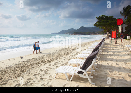 Giovane a piedi lungo la spiaggia di Chaweng, Ko Samui, Thailandia, Sud-est asiatico, in Asia Foto Stock