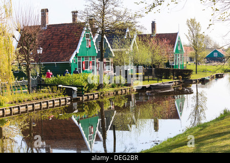 Mulini a vento storico e case a Zaanse Schans sulle rive del fiume Zaan, nei pressi di Amsterdam Zaandam, Paesi Bassi Foto Stock