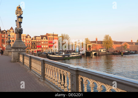 Blauwbrug, il ponte sul fiume Amstel di Amsterdam, Paesi Bassi, Europa Foto Stock