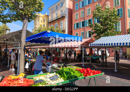 Mercato di frutta e verdura in Cours Saleya, Città Vecchia, Nice, Alpes-Maritimes, Provenza, Cote d'Azur, Costa Azzurra, Francia Foto Stock