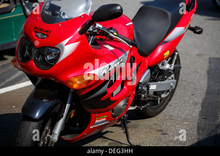 Red Suzuki Katana motocicletta sulla strada con il focus sul logo katana Foto Stock