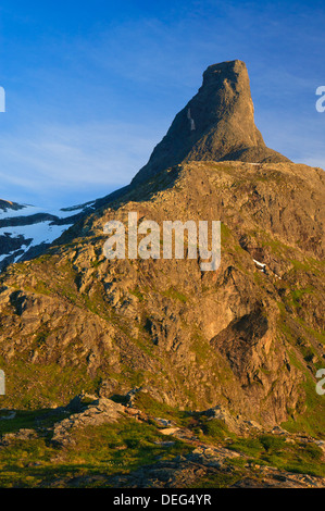 Luce della Sera sulla montagna Romsdalshorn, 1550 m, nella valle Romsdalen, Rauma kommune, Møre og Romsdal, Norvegia. Foto Stock