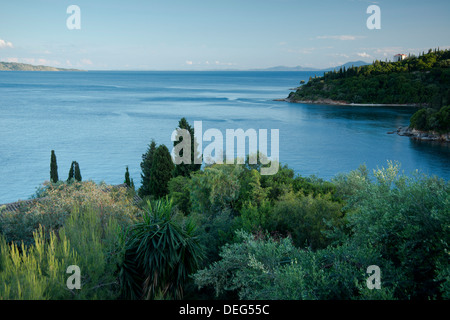 Una vista della costa del nord-est Corfu e il Mar Ionio nei pressi di Agios Stefanos, CORFU, ISOLE GRECHE, Grecia, Europa Foto Stock