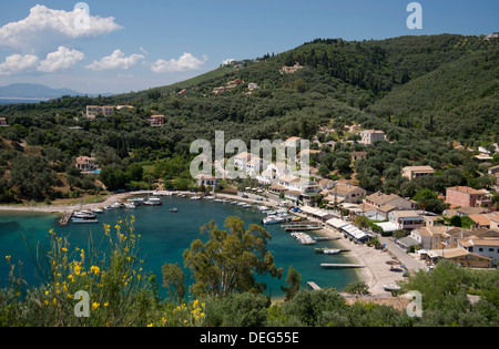 Una veduta aerea della città di Agios Stefanos sulla costa nordorientale dell'isola di Corfu, isole greche, Grecia, Europa Foto Stock