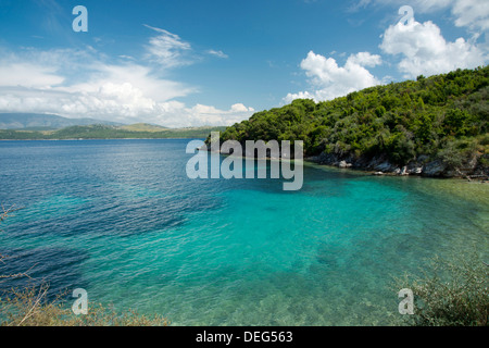 Una piccola baia vicino alla città di Agios Stefanos sulla costa nordest di Corfu, Isole Ionie, isole greche, Grecia, Europa Foto Stock