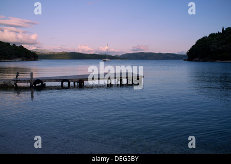 La baia di Agios Stefanos sulla costa nordorientale dell'isola al tramonto, CORFU, ISOLE IONIE, isole greche, Grecia, Europa Foto Stock