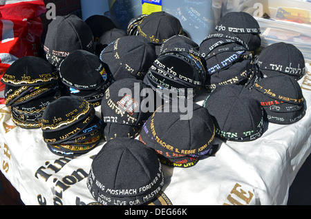 Skullcaps - yarmulkes - in vendita su un tavolo su Kingston Avenue nella sezione Crown Heights di Brooklyn, New York Foto Stock