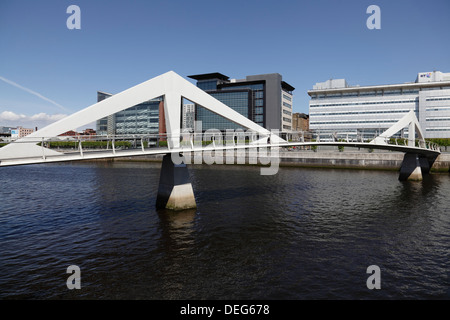 Il ponte Tradeston sul fiume Clyde fino agli uffici dell'IFSD sulla Broomielaw, nel centro di Glasgow, Scozia, Regno Unito Foto Stock
