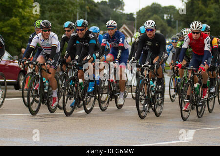 Stoke on Trent, Staffordshire, Regno Unito. Xviii Sep, 2013. Mark Cavendish della Omega Pharma Quick-step condivide uno scherzo con il Team Sky come essi passano attraverso la Trentham area di Stoke on Trent, Staffordshire sulla fase 4 del tour della Gran Bretagna. Credito: Alex Williams/Alamy Live News Foto Stock