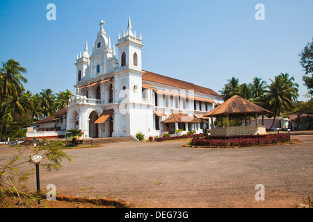 La facciata della chiesa di Sant'Antonio Chiesa, Siolim, Goa nord, Goa, India Foto Stock