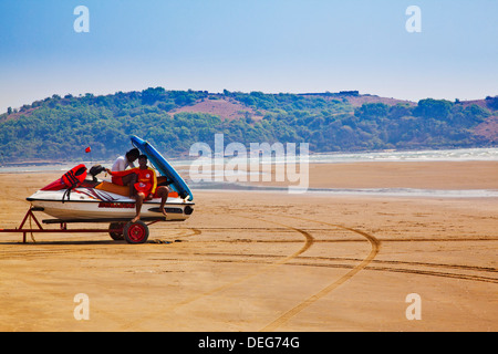 I turisti in una jet boat sulla spiaggia, Morjim, Goa nord, Goa, India Foto Stock