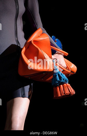 Un modello indossa un accessorio creato da Anya Hindmarch durante la London Fashion Week Primavera/Estate 2014. Foto Stock