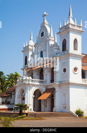 La facciata della chiesa di Sant'Antonio Chiesa, Siolim, Goa nord, Goa, India Foto Stock