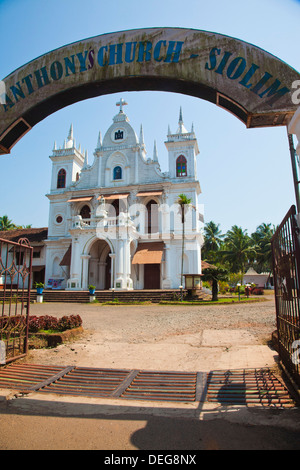 Cancello di ingresso di una chiesa, Chiesa di S. Antonio, Siolim, Goa nord, Goa, India Foto Stock