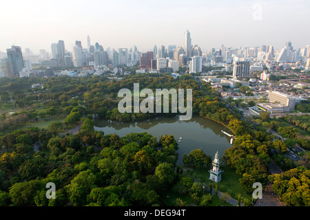Skyline della città con Parco Lumphinee, il polmone verde di Bangkok, in primo piano, Sathorn Road, Bangkok, Thailandia Foto Stock