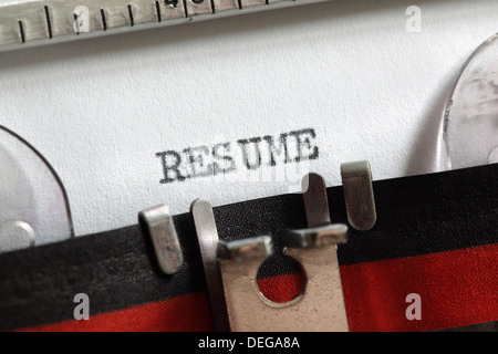 Riprendi scritto su una vecchia macchina da scrivere Foto Stock