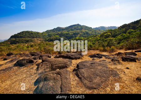 Le formazioni rocciose su una collina di Pune, Maharashtra, India Foto Stock