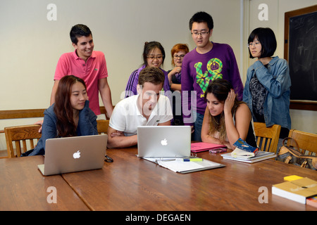Gli studenti stranieri di guardare video nel loro idioma class in Lingua Inglese Institute presso la Yale Scuola Estiva Foto Stock