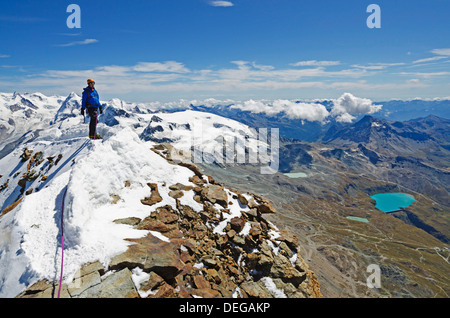 Scalatore sulla vetta del Monte Cervino, 4478m, Zermatt, Vallese, alpi svizzere, Svizzera, Europa Foto Stock
