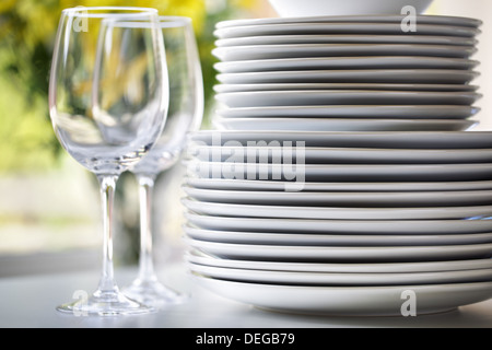 Le piastre bianche e bicchieri di vino Foto Stock