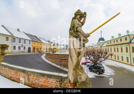 Statua barocca con la spada nella parte anteriore del castello, Manetin, Boemia occidentale, Repubblica Ceca Foto Stock