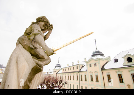 Statua barocca con la spada nella parte anteriore del castello, Manetin, Boemia occidentale, Repubblica Ceca Foto Stock