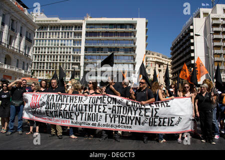 Atene, Grecia, 18 settembre 2013. Pubblico greco settore passa su 48 ore di sciopero per protestare contro i licenziamenti. Gli insegnanti marzo azienda banner e bandiere nere. Credito: Nikolas Georgiou / Alamy Live News Foto Stock