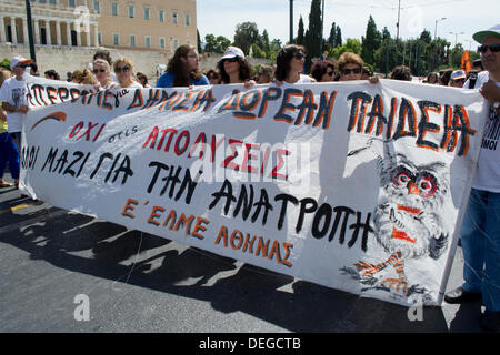 Atene, Grecia, 18 settembre 2013. Pubblico greco settore passa su 48 ore di sciopero per protestare contro i licenziamenti. Gli insegnanti marzo azienda banner e bandiere. Credito: Nikolas Georgiou / Alamy Live News Foto Stock