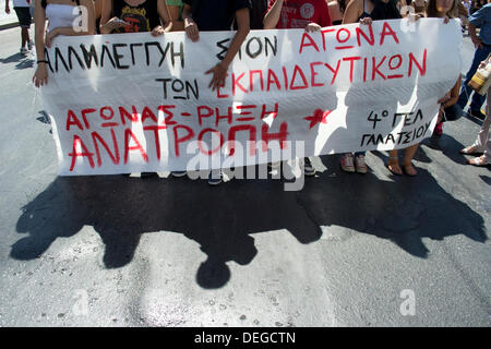 Atene, Grecia, 18 settembre 2013. Pubblico greco settore passa su 48 ore di sciopero per protestare contro i licenziamenti. Gli studenti marzo con i loro insegnanti a sostenere la loro sciopero. Credito: Nikolas Georgiou / Alamy Live News Foto Stock