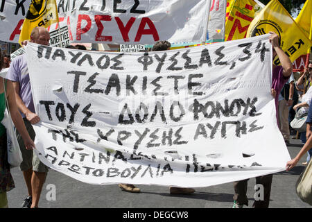 Atene, Grecia, 18 settembre 2013. Pubblico greco settore passa su 48 ore di sciopero per protestare contro i licenziamenti. Un banner per 34y.o. Pavlos Fyssas, pugnalato a morte da un Golden Dawn gli stati il 18 settembre 2013. Credito: Nikolas Georgiou / Alamy Live News Foto Stock