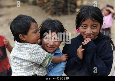 Maya bambini indigeni in Caserio Panuca, Solola, Guatemala. Foto Stock