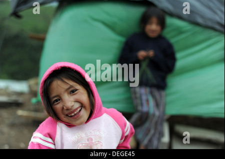 Maya bambini indigeni in Caserio Panuca, Solola, Guatemala. Foto Stock