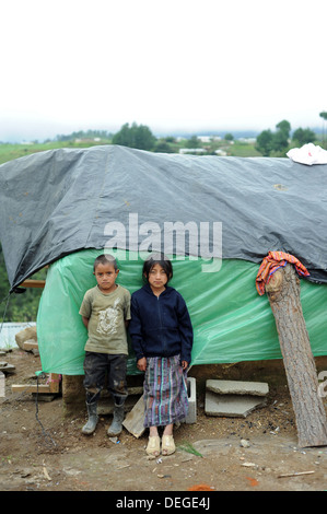 Maya bambini indigeni in Caserio Panuca, Solola, Guatemala. Foto Stock