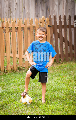 Ragazzo con pallone da calcio Foto Stock